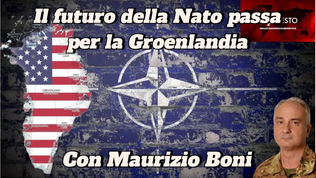 Mappa della Groenlandia con sovrapposizione della bandiera statunitense, sfondo della bandiera NATO, Lavrov e testo italiano sul futuro della NATO.