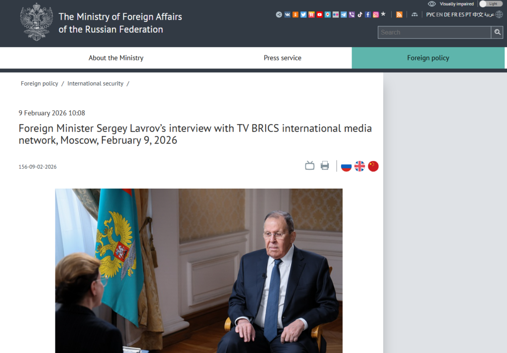 Sergey Lavrov siede a Mosca per un'intervista con un giornalista della TV BRICS.