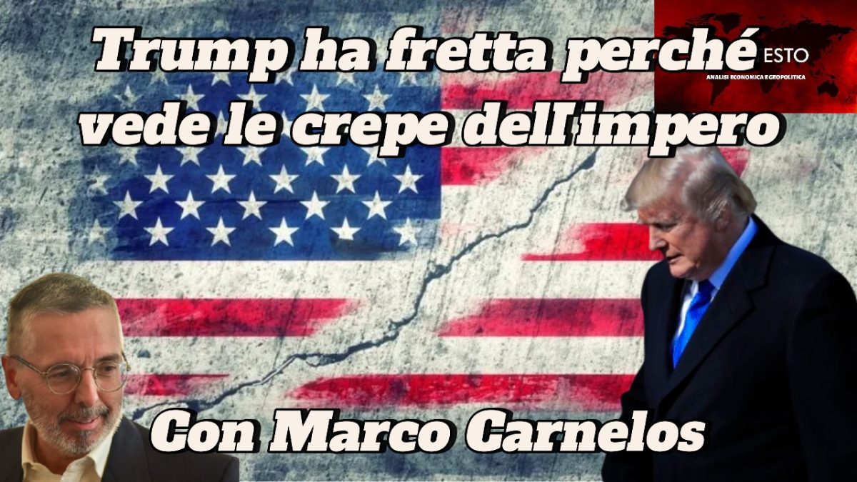 Donald Trump si trova davanti a un fondale con la bandiera degli Stati Uniti spezzata, che evidenzia la strategia di sicurezza, con Marco Carnelos nell'angolo.