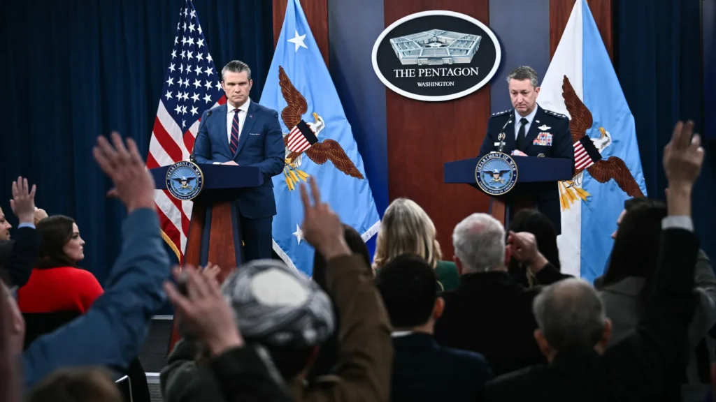Guerra contro l’Iran: Hegseth canta vittoria troppo presto 1 Il segretario alla Guerra Hegseth assieme al generale Caine.