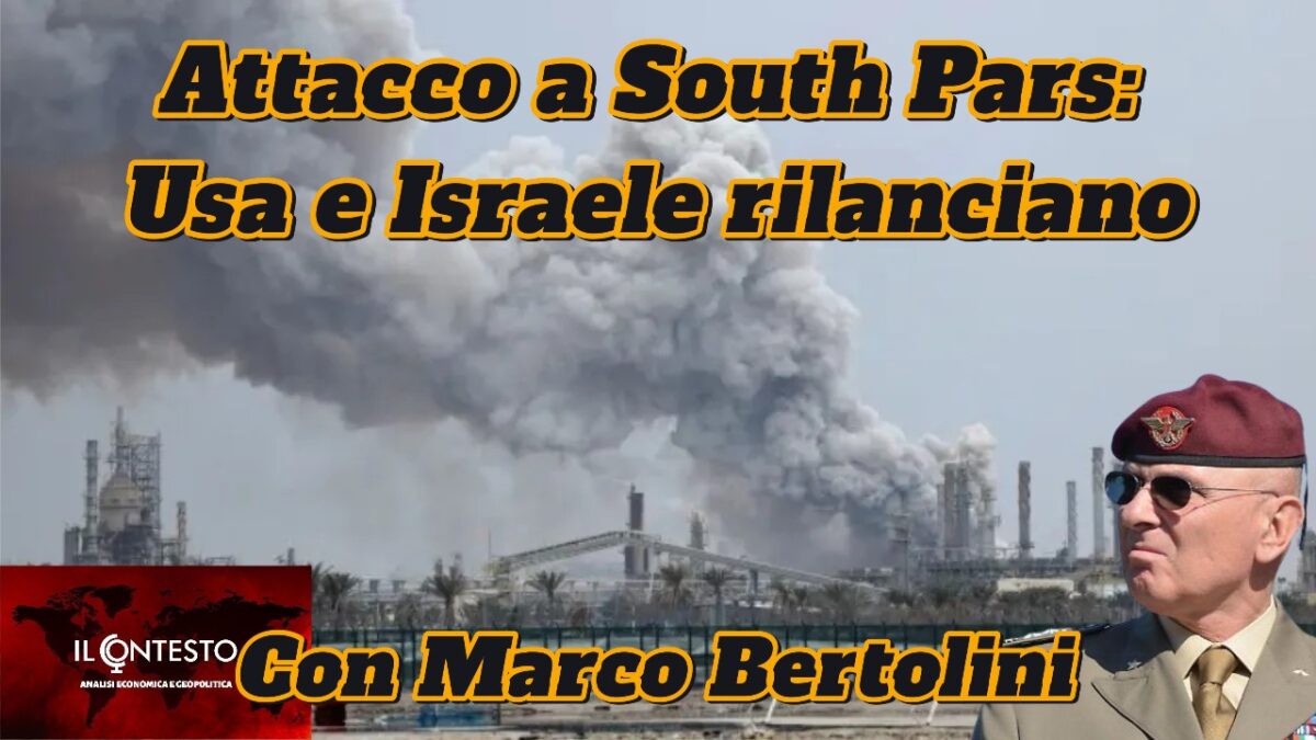 Fumo che si leva da impianti industriali dopo attacchi aerei e missilistici russi, con un uomo in uniforme e testo italiano in sovrimpressione.