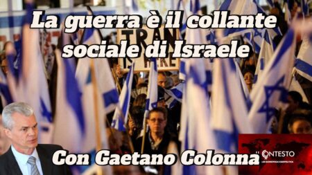 Bombardamenti sull’Iran: Israele e Usa stanno vincendo? Una folla regge bandiere israeliane; un testo italiano collega la guerra, il Corollario Trump e Gaetano Colonna come collante sociale di Israele.