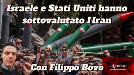 Razzi in mostra, folla di pugni alzati; il testo riguarda Israele, Stati Uniti, Blinken e Iran. Inquadratura: Filippo Bovo.