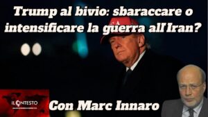 Donald Trump con un berretto rosso con testo in italiano sulle scelte di guerra in Iran, affiancato dalla National Intelligence e da Marc Innaro, logo de Il Contesto.