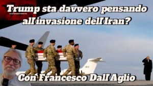 Soldati statunitensi portano da un aereo una bara avvolta dalla bandiera; un uomo saluta nelle vicinanze in questa immagine del Washington Post.