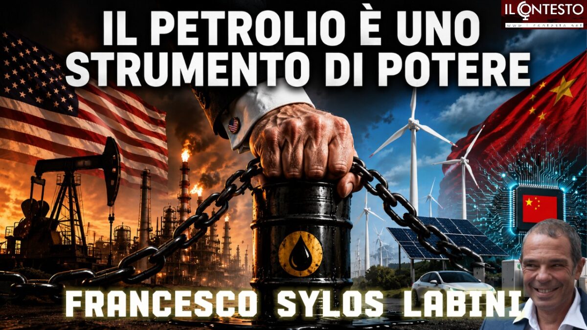 Un collage di pompe petrolifere, fonti fossili, barili di petrolio incatenati, bandiere degli Stati Uniti e della Cina e il ritratto sorridente di un uomo.