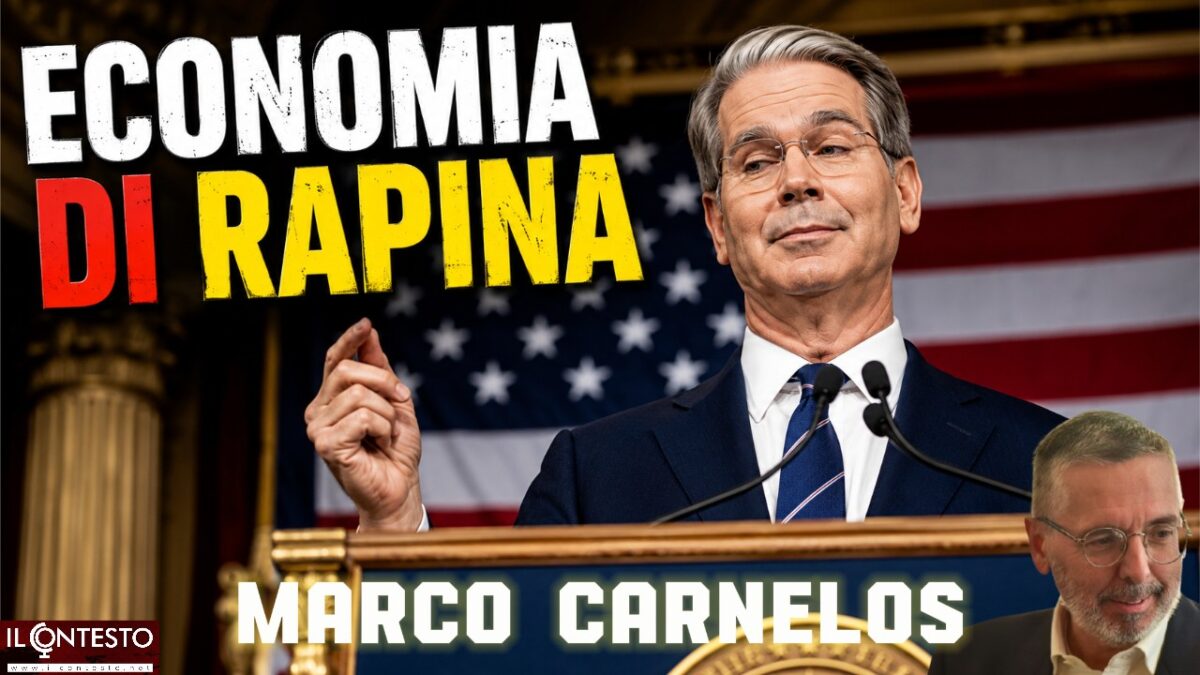 Un uomo in giacca e cravatta fa un gesto verso un podio su cui sono visibili una bandiera americana e il nome di Bessent, insieme a due volti.