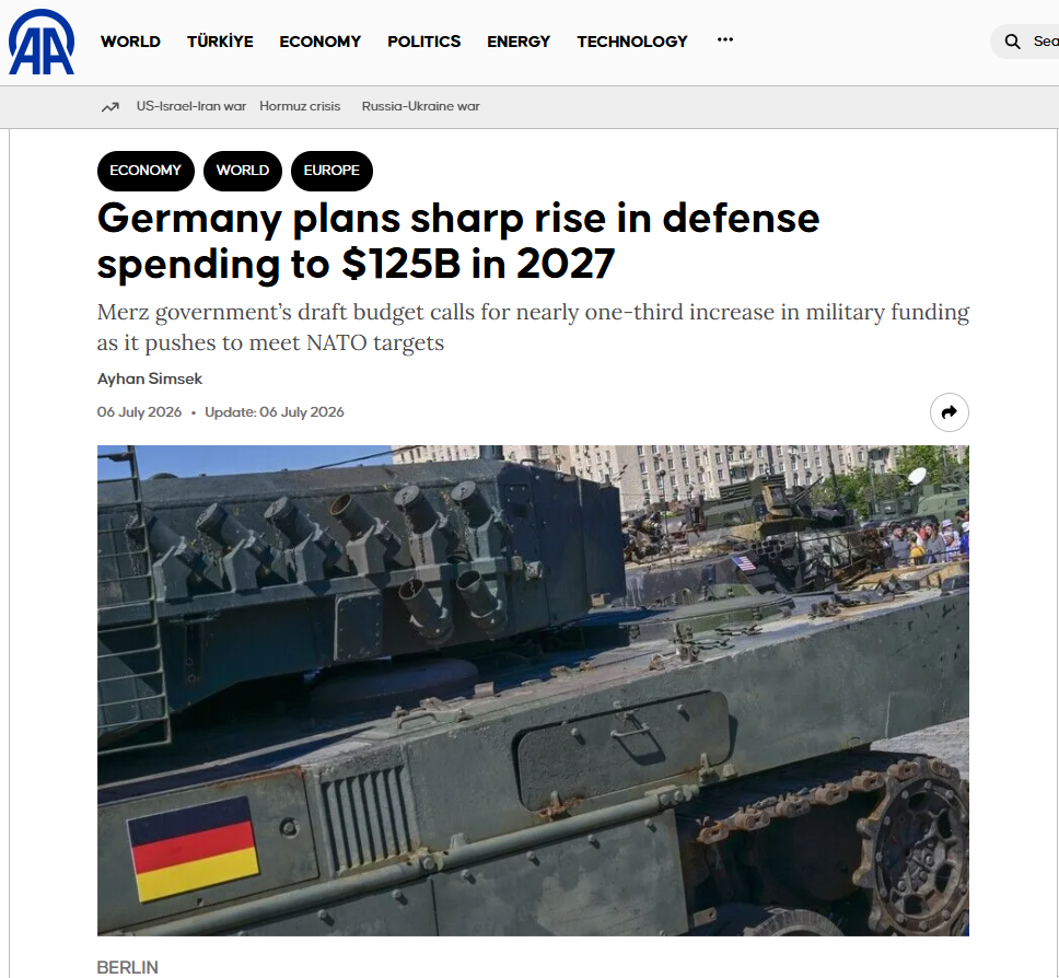 110 miliardi per la difesa: la Germania si indebita per il riarmo 1 Carri armati dell'esercito tedesco esposti all'aperto con una bandiera tedesca, a sottolineare un nuovo progetto di spesa per la difesa.