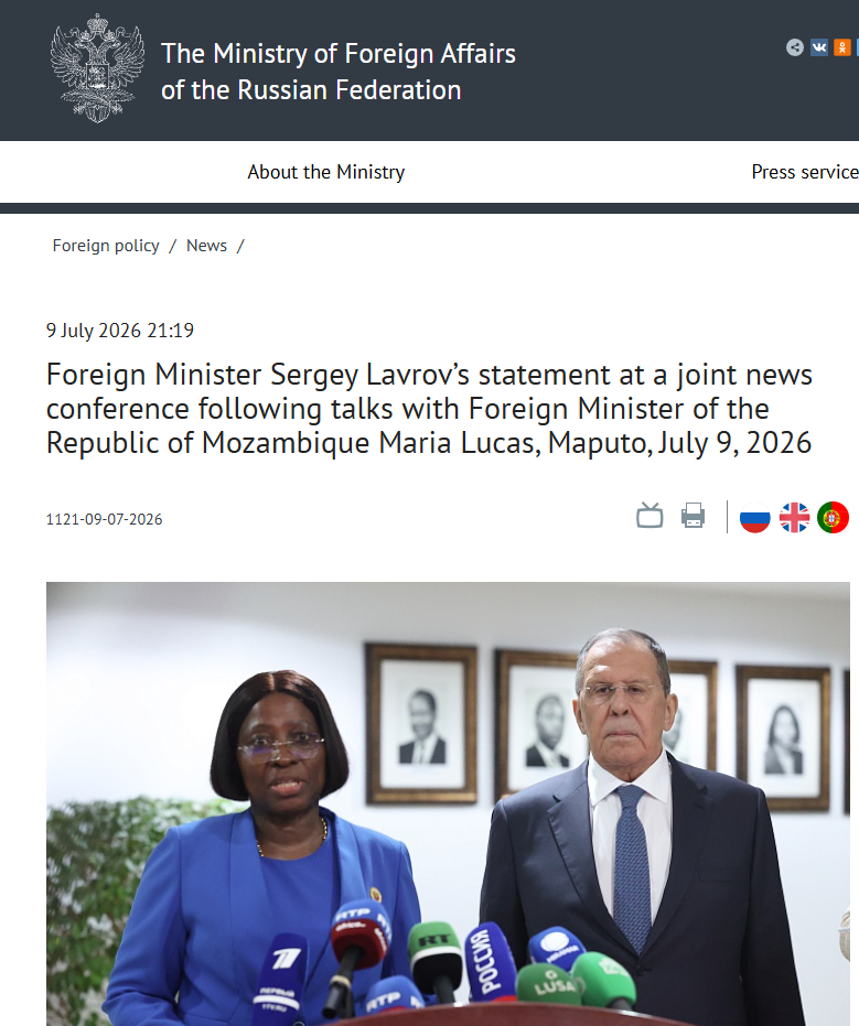 Maria Lucas e Sergej Lavrov discutono dai rispettivi podi durante una conferenza stampa tenutasi a Maputo nel luglio 2026.