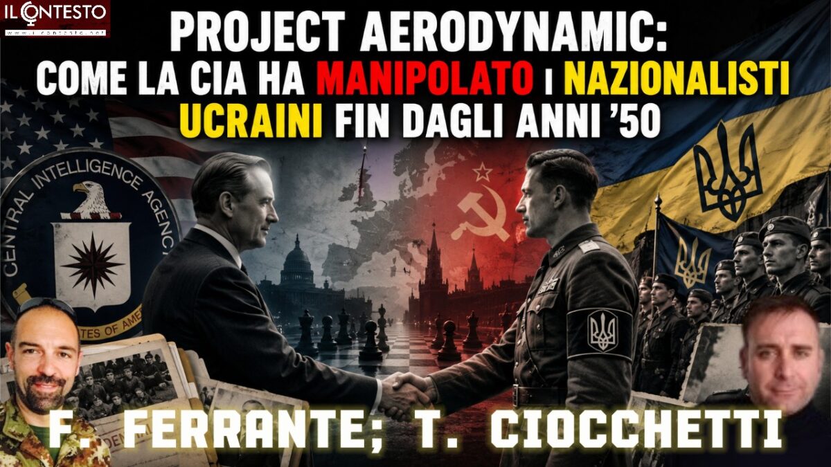 Due uomini in giacca e cravatta si stringono la mano davanti alle bandiere degli Stati Uniti e dell'Ucraina, con simboli aerodinamici della CIA e dei nazionalisti ucraini sullo sfondo.